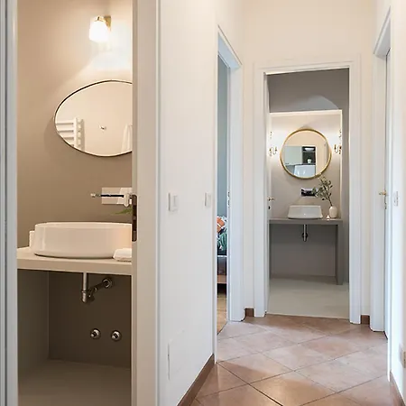 Guesthost - Corso Chic Apartment Milan