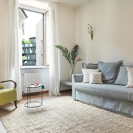 Guesthost - Corso Chic Apartment Milan