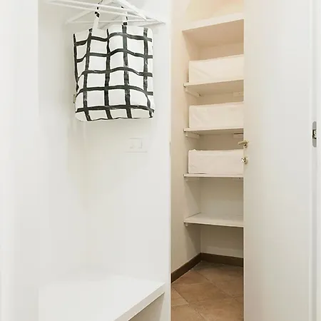 Guesthost - Corso Chic Apartment Milan